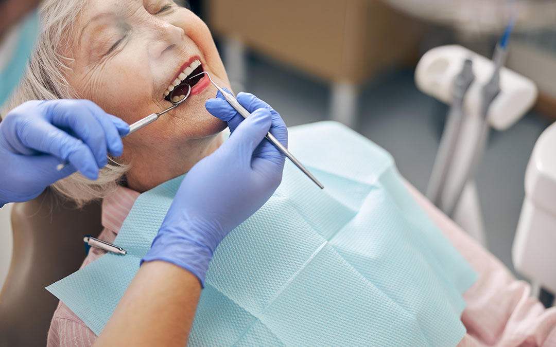 anciano-dentista